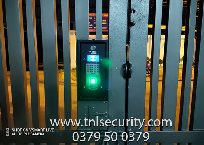 Lap-dat-khoa-van-tay-cua-sat-cho-nha-rieng-tai-Go-Vap-TPHCM